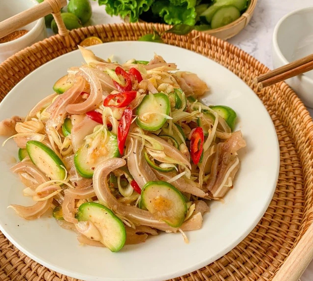 Nộm tai heo cóc non, xoài xanh chua ngọt, chỉ nghe thôi đã thèm.