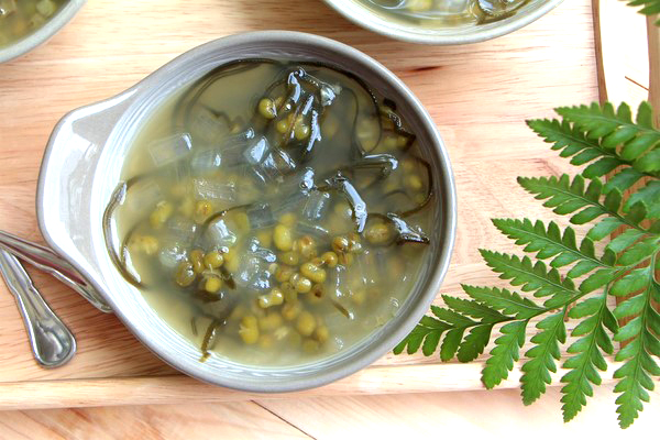 Nắng nóng này, có bát chè đậu xanh nha đam, thơm ngon hết sẩy