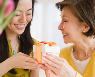 Trao gửi yêu thương - món quà tặng mẹ trong dịp năm mới