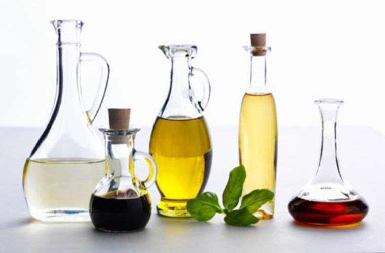 Giấm ăn và công dụng tẩy rửa.