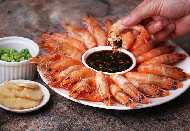 Luộc tôm ngon ngọt, mà không tanh. Bạn đã biết chưa?