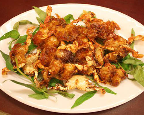 Trổ tài với món cua đồng chiên sả thơm lừng, giòn rùm rụm.