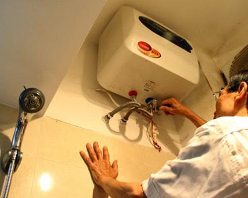 Xử lý vấn đề đóng cặn và vòi nước chảy yếu của bình nóng lạnh