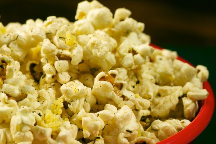 Cách làm bắp rang bơ không cần máy cho ngày lạnh trời