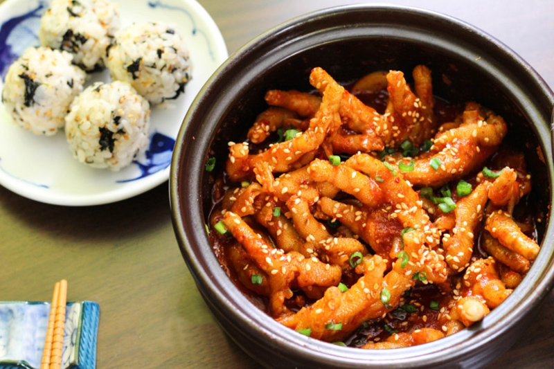 Chân gà sốt cay Hàn Quốc kèm cơm trộn rong biển, chỉ nhìn thôi đã thèm